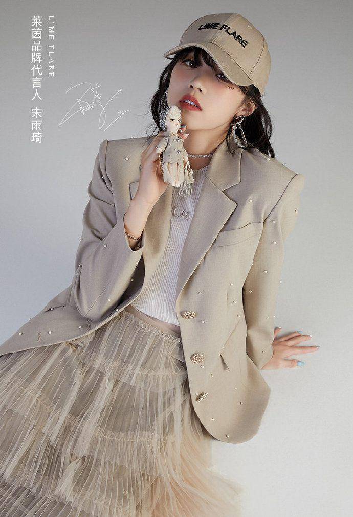 Yuqi (G)I-DLE di pemotretan untuk brand LIMEFLARE. (weibo.com/LIMEFLARE官方旗舰店)