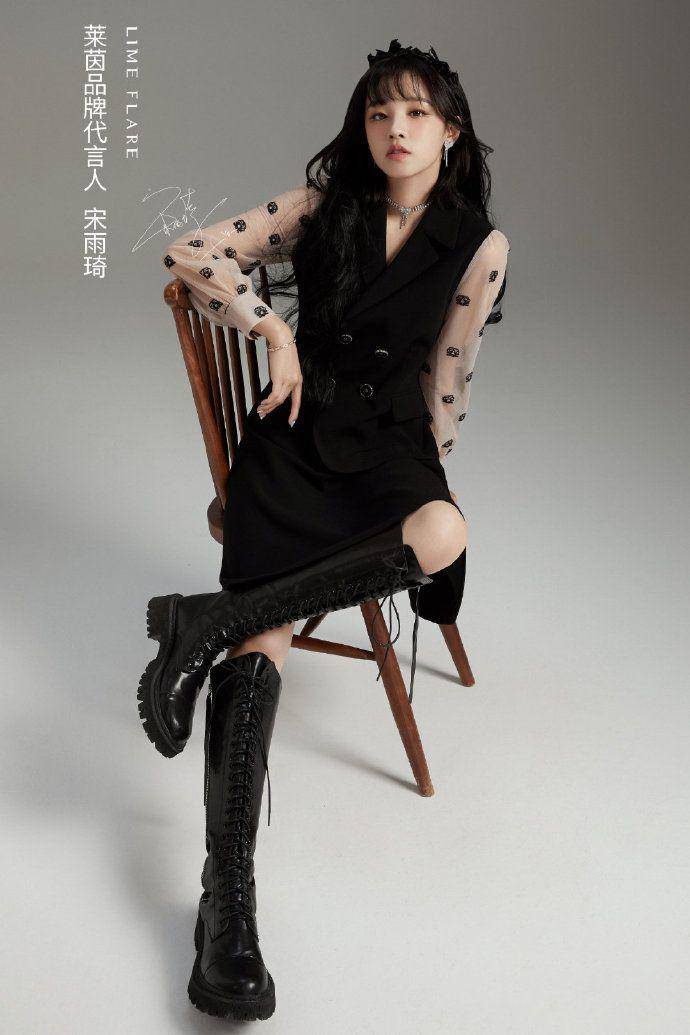 Yuqi (G)I-DLE di pemotretan untuk brand LIMEFLARE. (weibo.com/LIMEFLARE官方旗舰店)