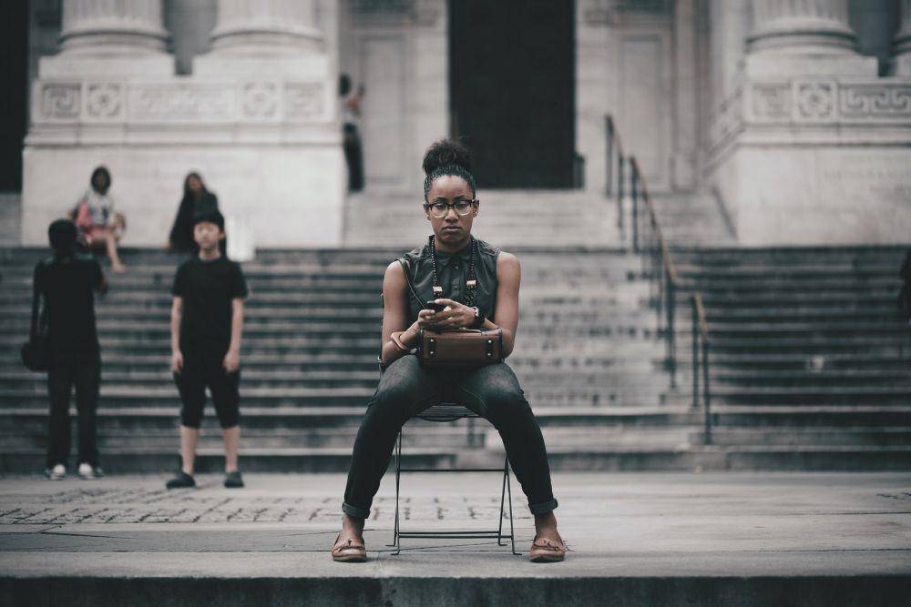 ilustrasi wanita duduk (unsplash.com/@agebarros)
