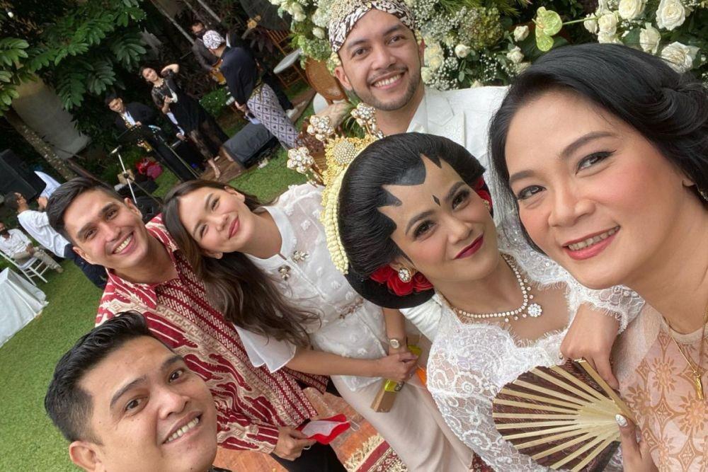 10 Potret Tamu Artis di Pernikahan Indah Indriana dan Adritya Putra