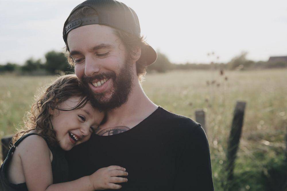 ilustrasi ayah dan anak (unsplash.com/caroline hernande)