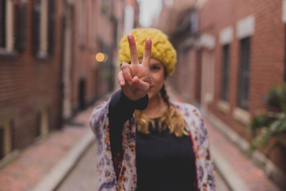 ilustrasi wanita mengacungkan dua jari (unsplash.com/@dtopkin1)