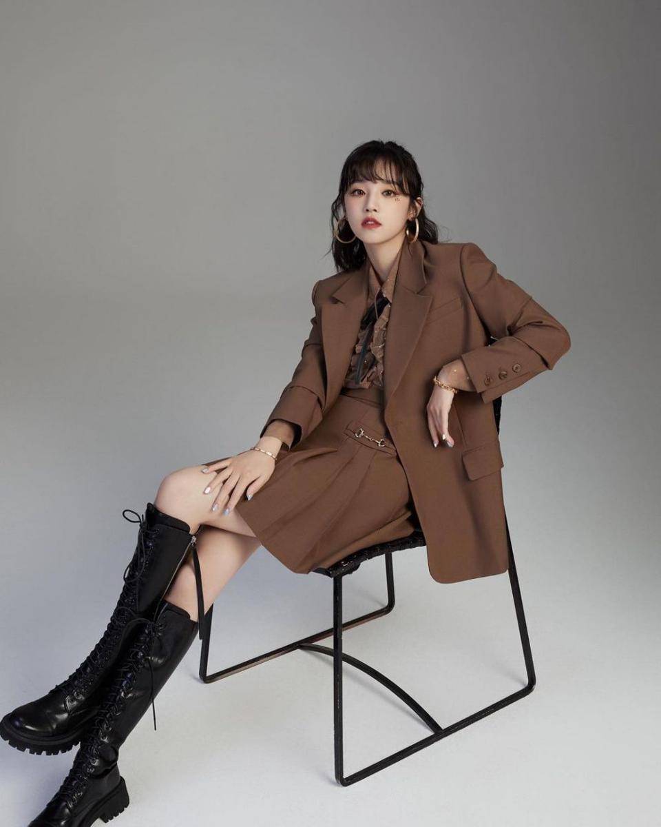 Yuqi (G)I-DLE di pemotretan untuk brand LIMEFLARE. (instagram.com/yuqisong.923)
