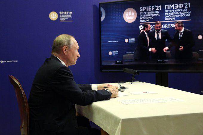 Presiden Rusia, Vladimir Putin yang ikut serta dalam upacara penandatanganan perjanjian investasi di Forum Ekonomi Internasional St Petersburg, pada 4 Juni 2021 (Twitter.com/President of Russia)