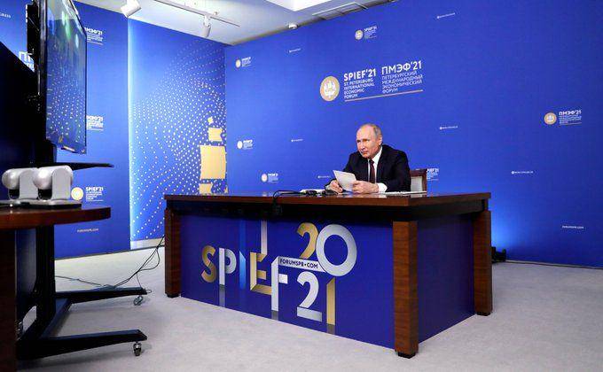 Presiden Putin di Forum Ekonomi Internasonal St Petersburg pada 4 Juni 2021, bertemu dengan pengusaha asing membahas dampak pandemik terhadap perekonomian. (Twitter.com/President of Russia)