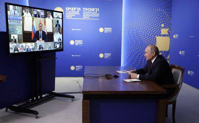 Presiden Rusia, Vladimir Putin yang bertemu dengan produsen asing vaksin Sputnik V di Forum Ekonomi Internasional St Petersburg, pada 4 Juni 2021 (Twitter.com/President of Russia)