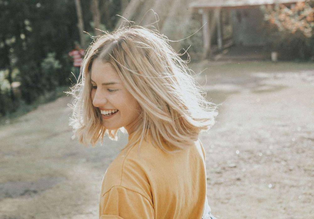 ilustrasi rambut pirang (unsplash.com/gian cescon)
