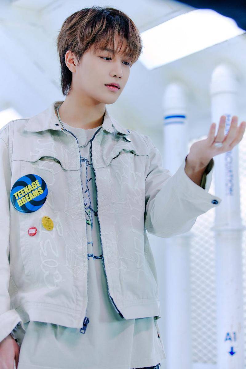 Taeil NCT 127 di foto konsep single "Save". (twitter.com/NCTsmtown_127)