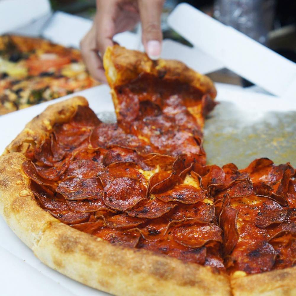 Sebagai pizza ala California, identik dengan thick crust alias kerak tebal. (instagram.com/likelyeating)
