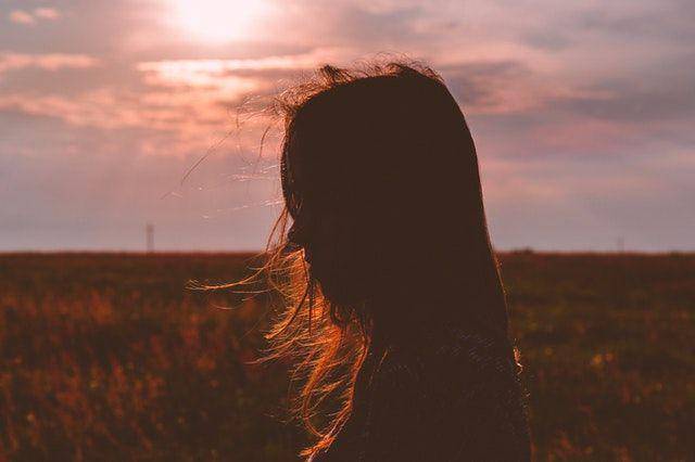 wanita sedang bersedih (pexels.com/@freestocks.org)