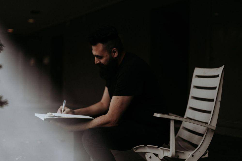 ilustrasi pria menulis (unsplash.com/priscilla du preez)
