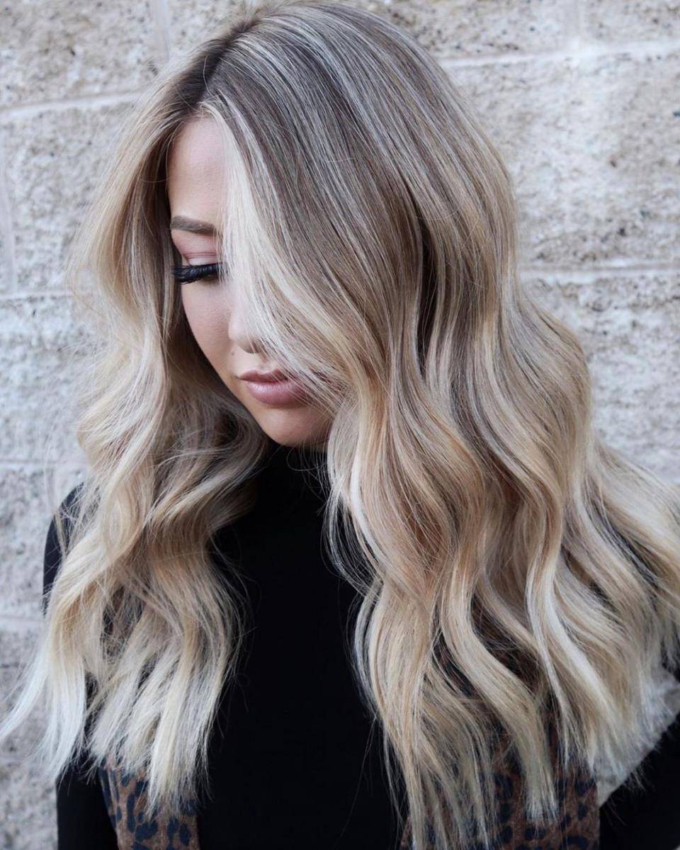 ilustrasi warna rambut blonde gradasi gelap (instagram.com/redken)