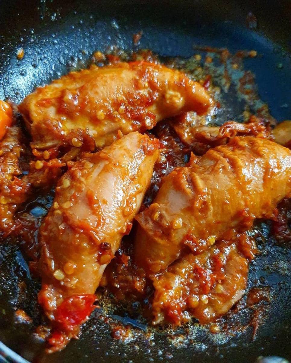 Masak sambal cumi sampai matang (instagram.com/osengmerconsengkel)