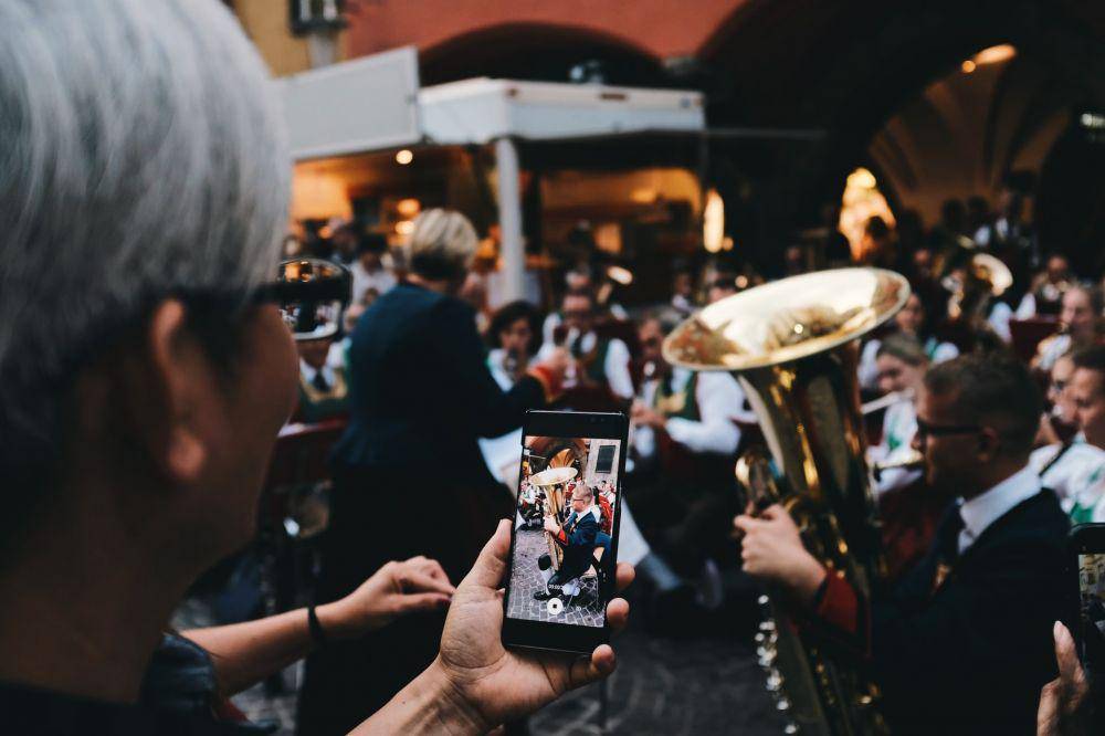 ilustrasi wanita sedang memotret (unsplash.com/@thanospal)
