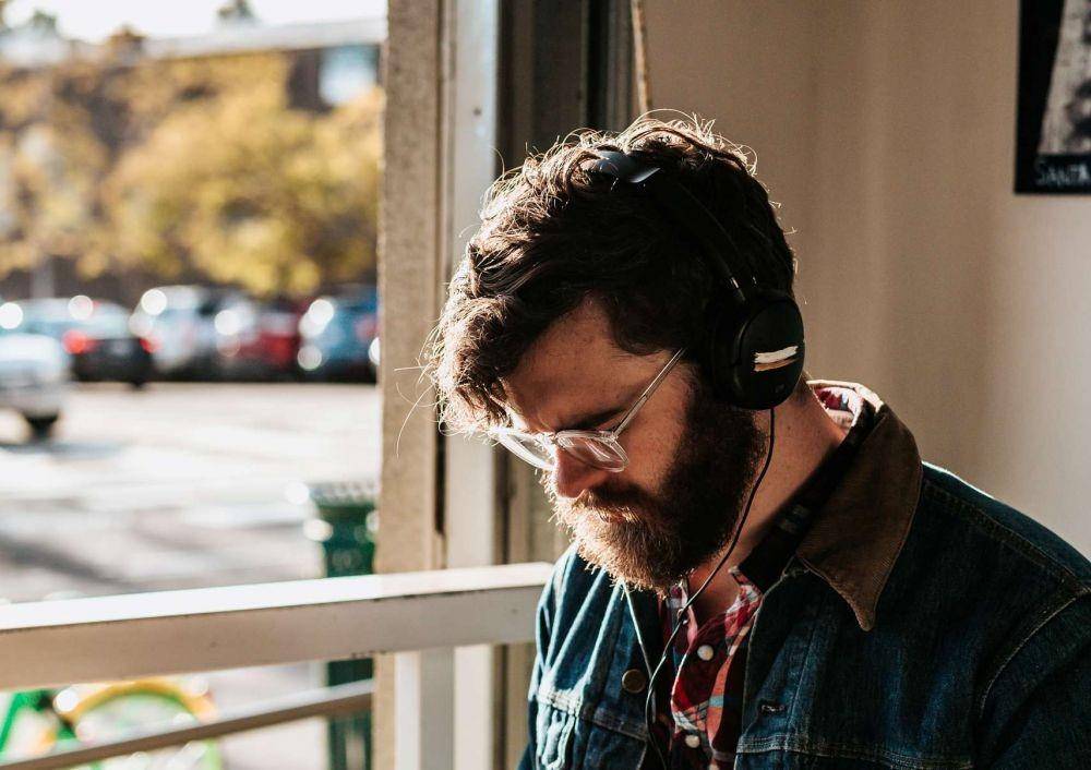 ilustrasi mendengarkan musik (unsplash.com/tyler nix)