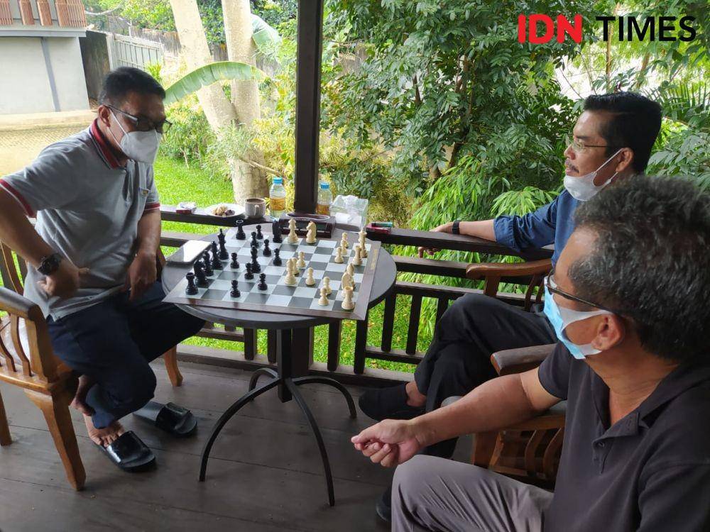 Ketua Percasi Lampung Imer Darius dan Wakil Ketua Percasi Lampung Burhanudin sedang bermain catur di Taman Santap Rumah Kayu, Jumat (4/5/2021). (IDN Times/Martin L Tobing).