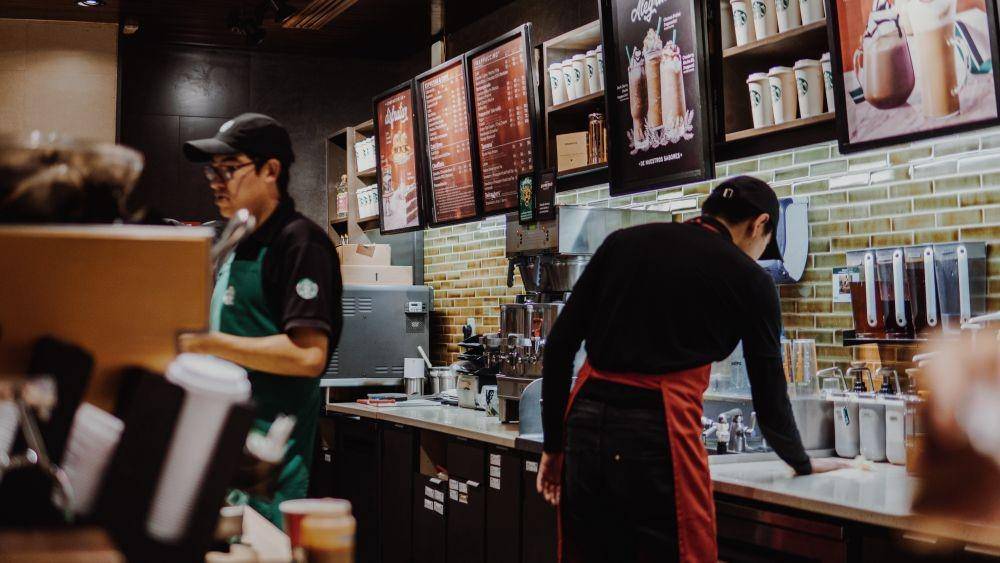 Ilustrasi barista Starbucks melayani pembeli (tenderly.medium.com)