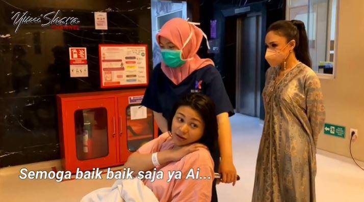 Yuni Shara momong keponakan (Youtube.com/Yuni Shara Channel)