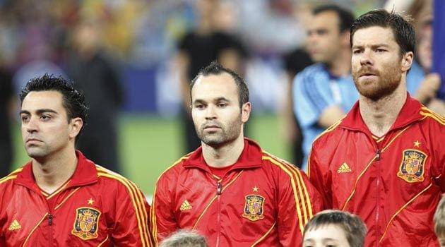 Xavi, Iniesta, dan Xabi Alonso ketika membela tim nasional Spanyol. (marca.com)