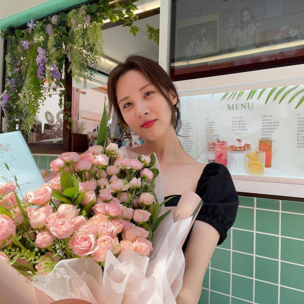 potret Seohyun dengan buket bunga (instagram.com/seojuhyun_s)