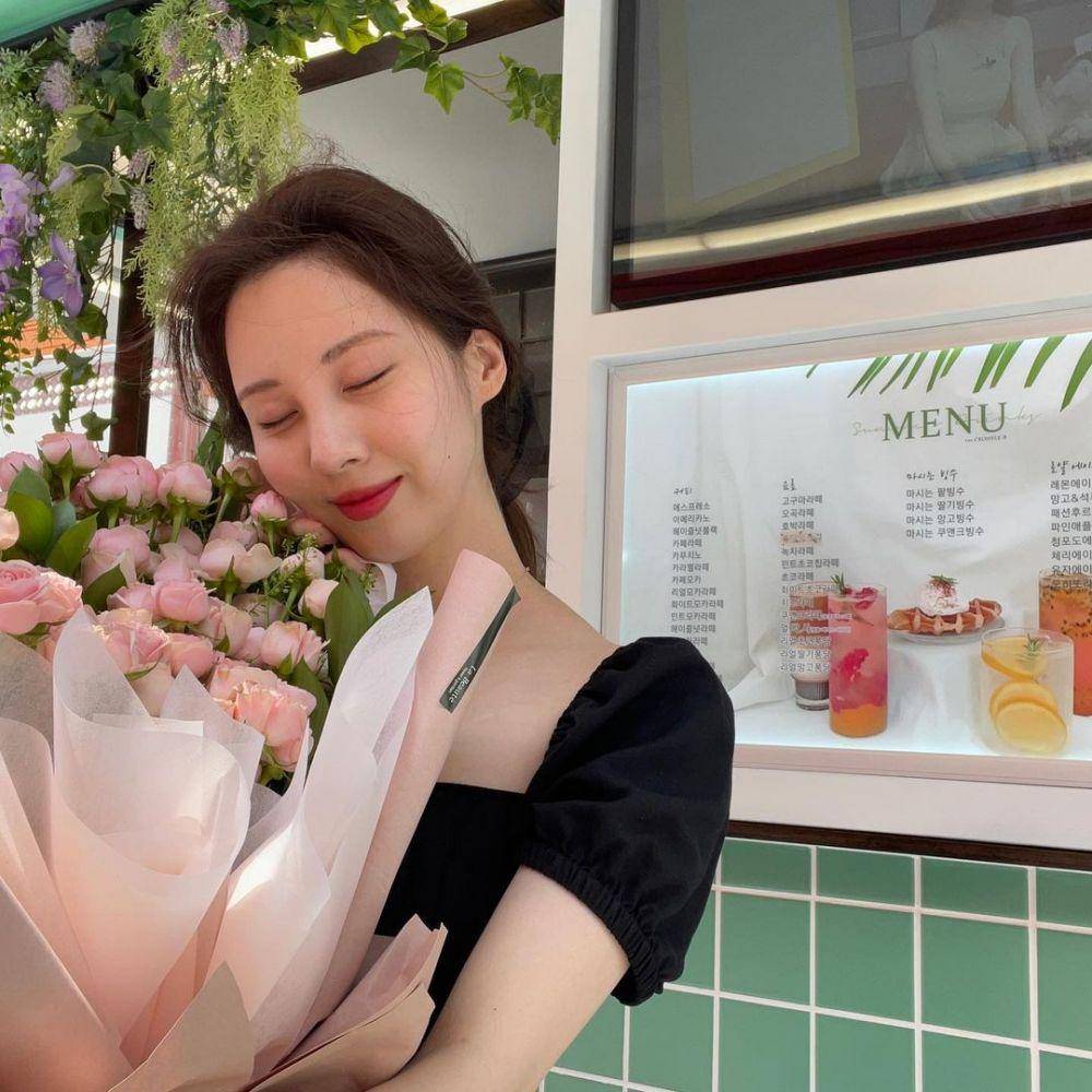 potret Seohyun dengan buket bunga (instagram.com/seojuhyun_s)
