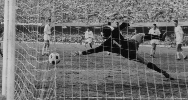 Italia lolos ke final dan menjadi juara karena menang lewat lemparan koin di semifinal. (irishtimes.com)
