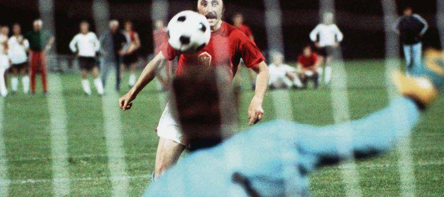 Penalti "Panenka" lahir di Piala Eropa 1976. (cultofcalcio.com)