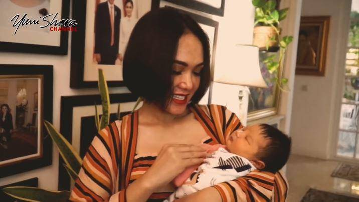 Yuni Shara momong keponakan (Youtube.com/Yuni Shara Channel)