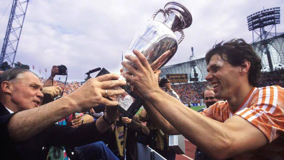 Marco van Basten menjadi pahlawan timnas Belanda di Piala Eropa 1988. (90min.com)