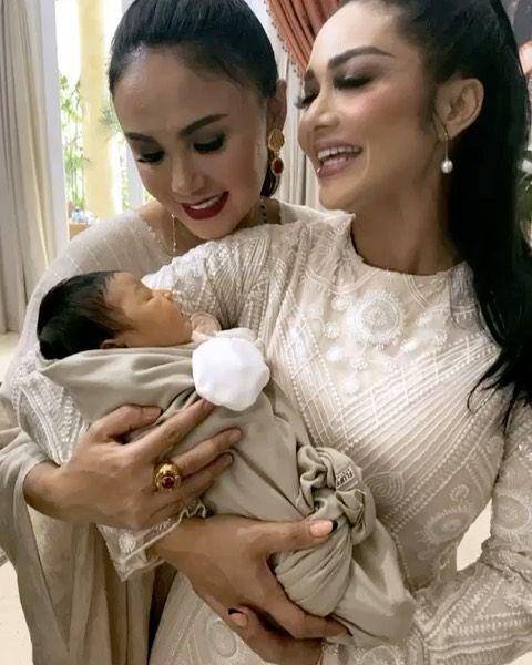 Yuni Shara momong keponakan (Instagram.com/krisdayantilemos)