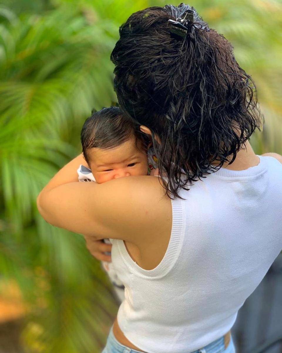 Yuni Shara momong keponakan (Instagram.com/yunishara36)