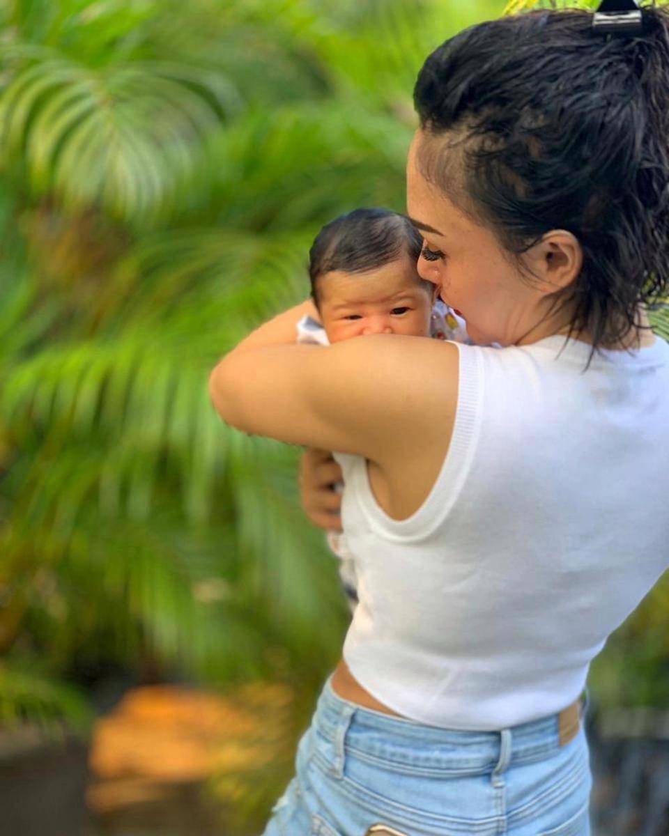 Yuni Shara momong keponakan (Instagram.com/yunishara36)