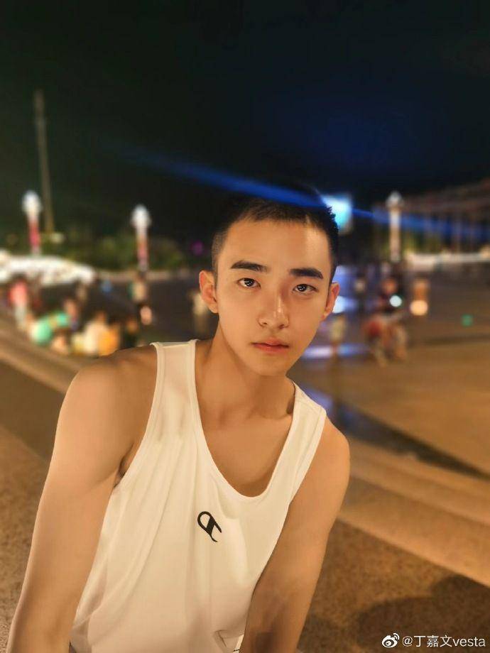 Ding Jia Wen (weibo.com/u/3421483792)