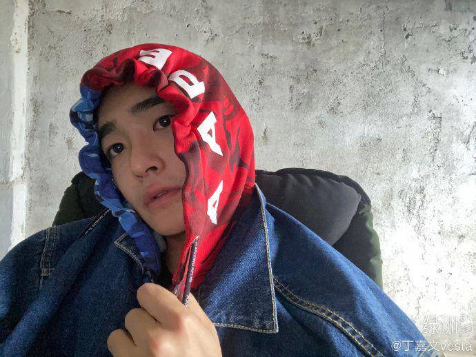 Ding Jia Wen (weibo.com/u/3421483792)