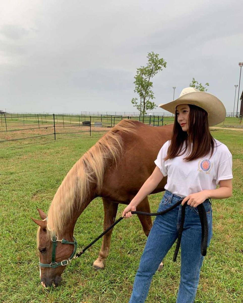 Krystal Jung (instagram.com/vousmevoyez)