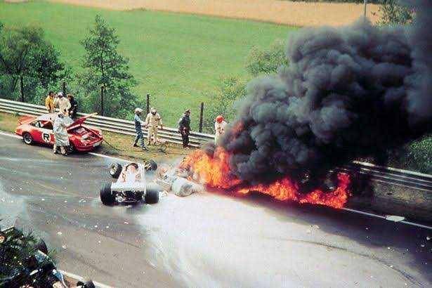 Kecelakaan pada GP Jerman tahun 1976 (irishmirror.ie)