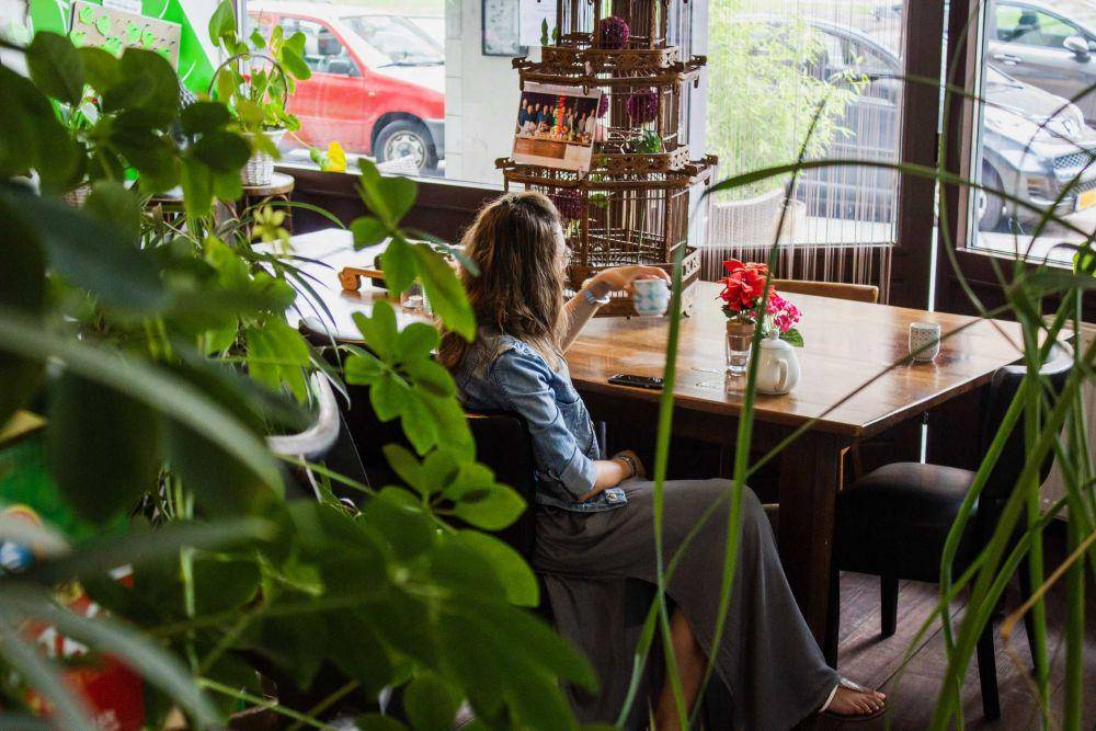 ilustrasi duduk di kafe (Unsplash/Louis Hansel)