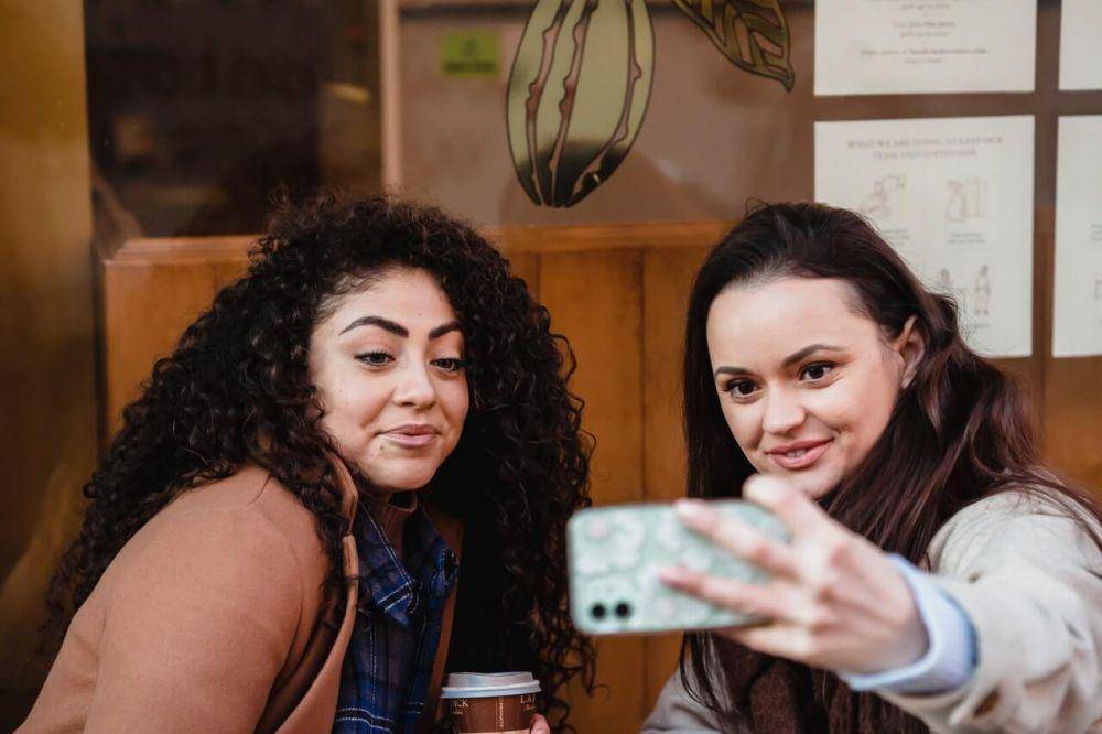 ilustrasi teman selfie (pexels.com/Tim Douglas)