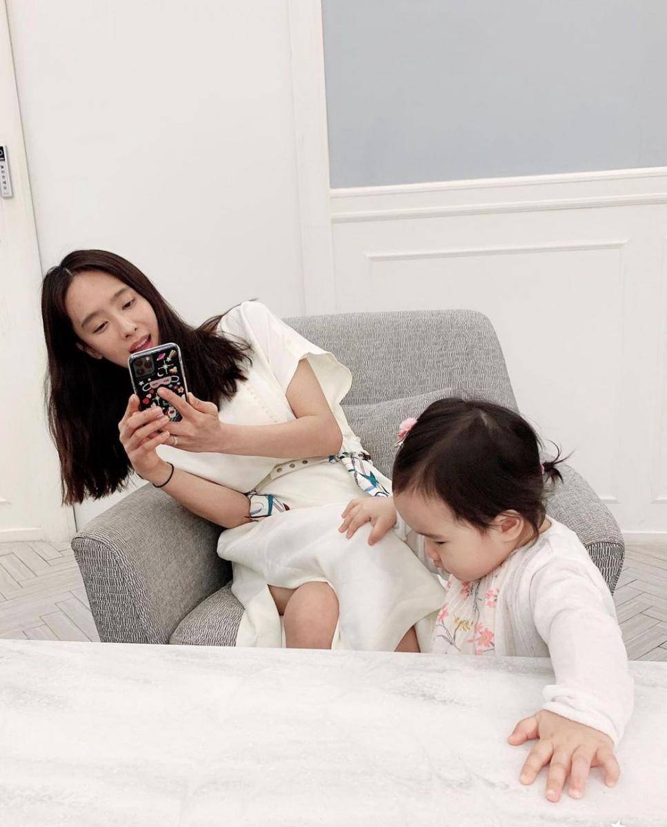 Park Jung Ah dan anaknya (instagram.com/jjungah0224)