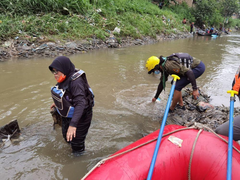 Cegah Sampai ke Selat Malaka, FAJI Medan Kutip Sampah Sungai Deli