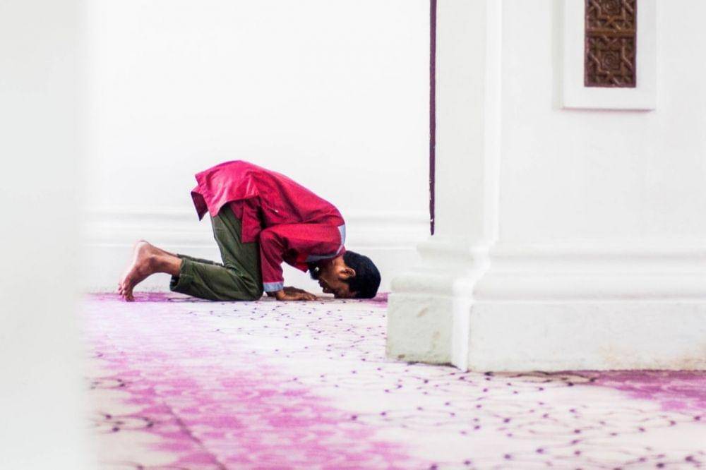 ilustrasi salat di masjid (unsplash.com/afiq fatah)