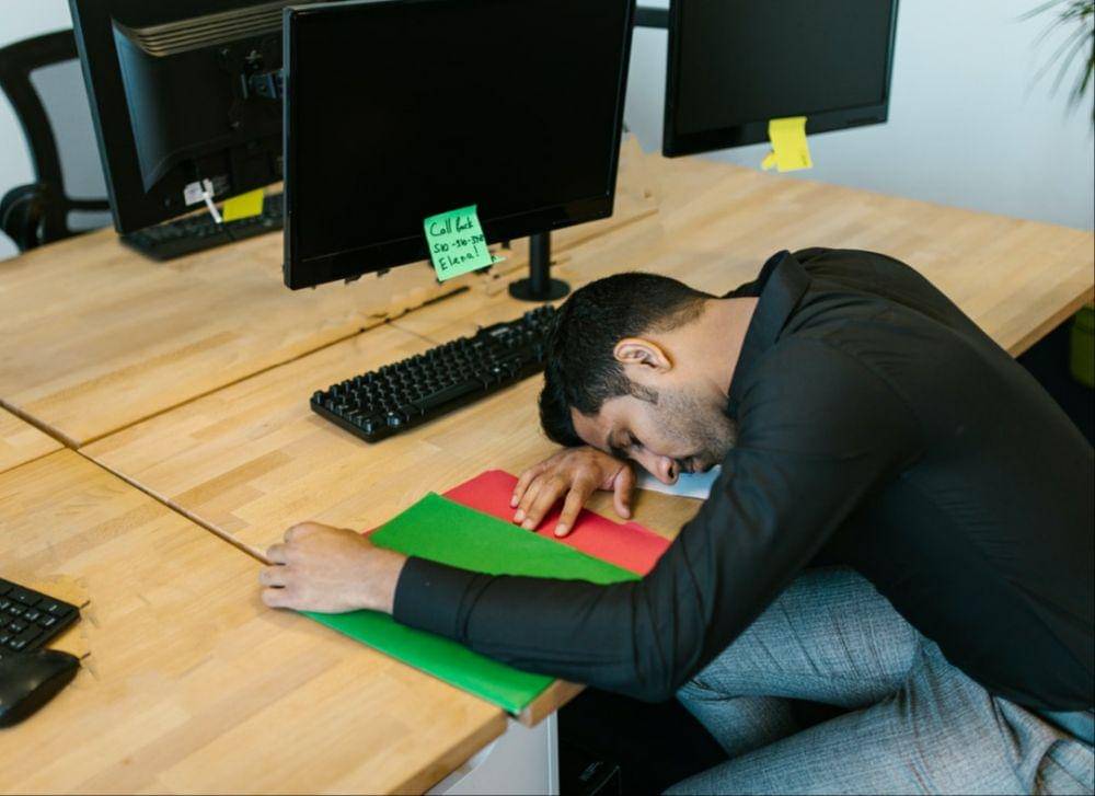 ilustrasi tidur di tempat kerja (pexels.com/RODNAE Productions)