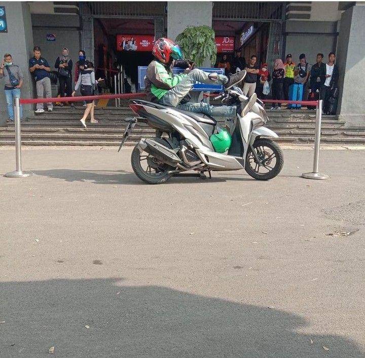 meme parkiran unik (instagram.com/newdramaojol.id)