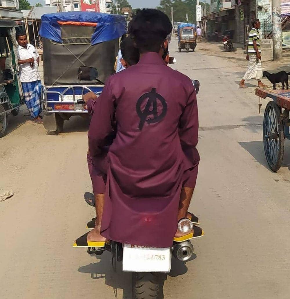 difoto dari belakang kocak (instagram.com/wkwkland_real)