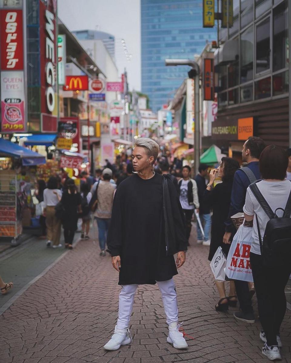 Suka Tampil Beda? 9 Gaya OOTD Reza Arap Ini Bisa Jadi Referensi Kamu