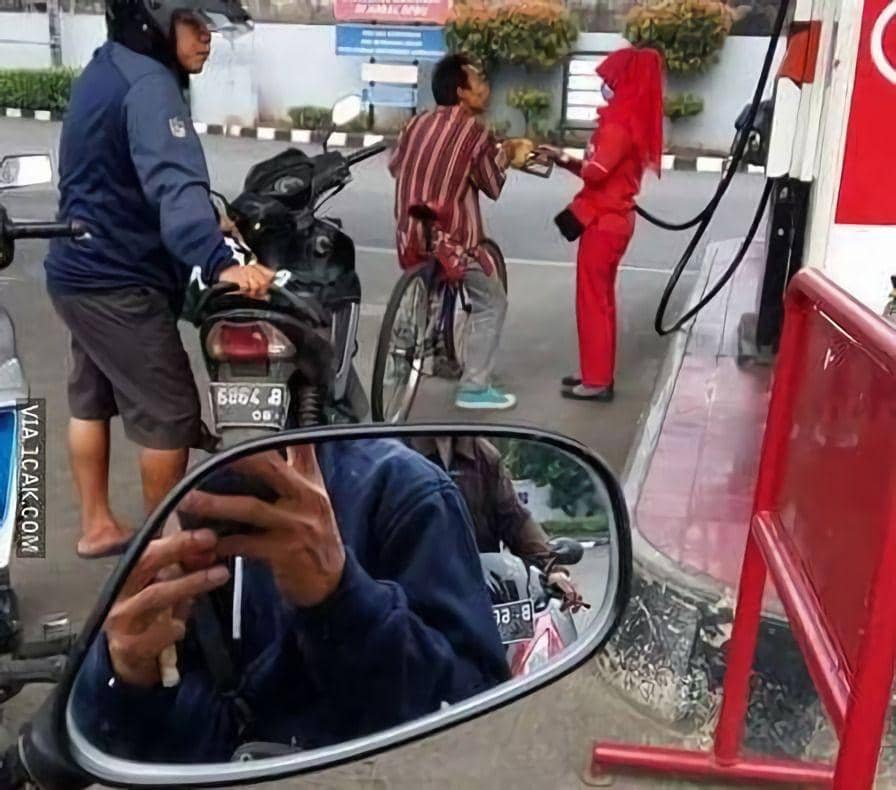 difoto dari belakang kocak (1cak.com)