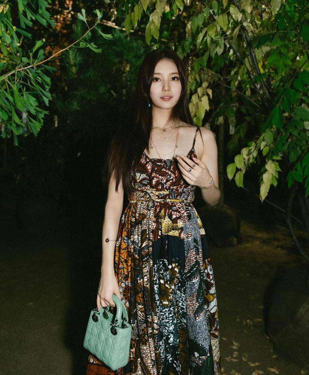 potret Suzy dengan long dress (instagram.com/skuukzky)