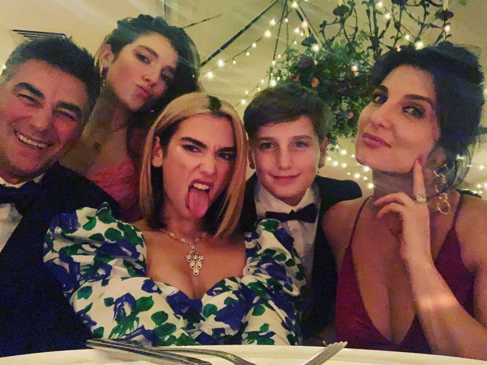 Jarang Disorot, 10 Momen Kompak Dua Lipa Bareng Keluarga