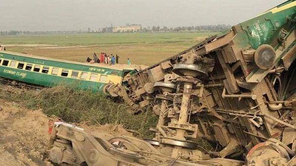 Kecelakaan kereta api Millat Express di Pakistan telah menewaskan sebanyak 30 orang pada hari Senin, 7 Juni 2021, waktu setempat. (Twitter.com/SinghMediaKw)