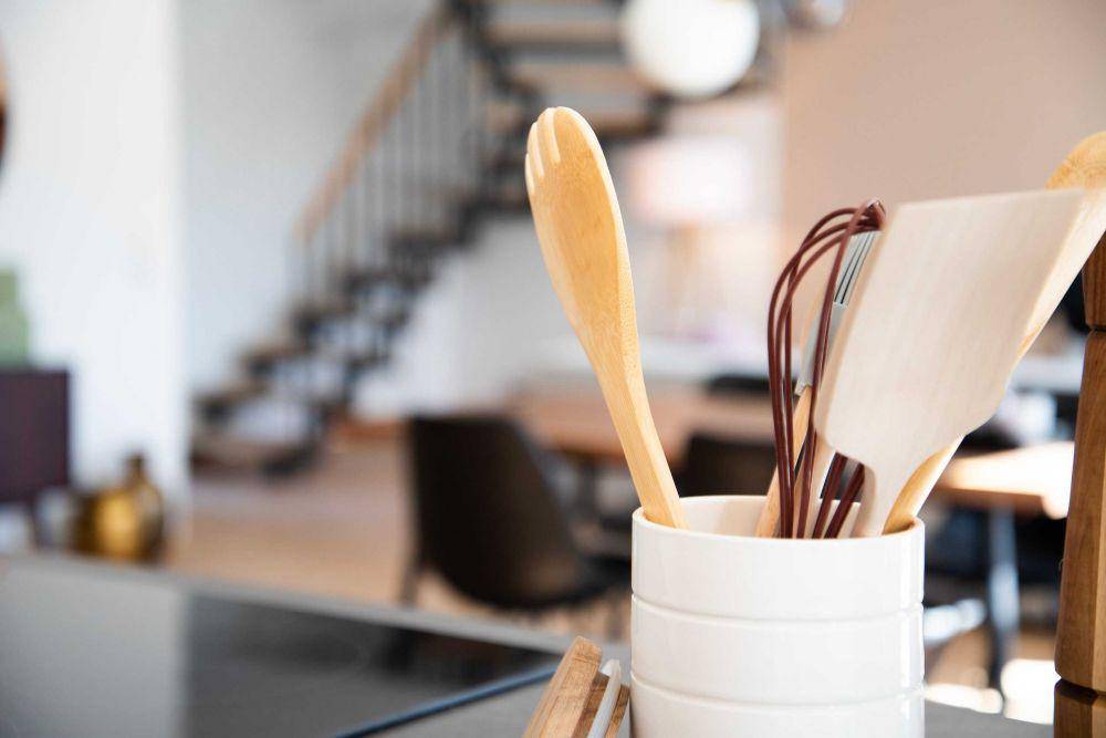ilustrasi spatula kayu (Unsplash/Sven Mieke)